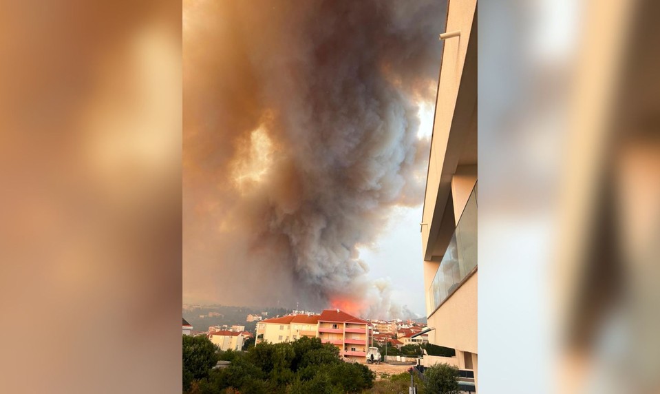 Pri chorvátskom Splite horí lesnatý porast, požiar sa priblíži k obydliam
