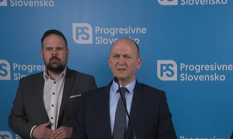 Upratovačky na polícii po rokoch končia. PS chce zvolať mimoriadny výbor