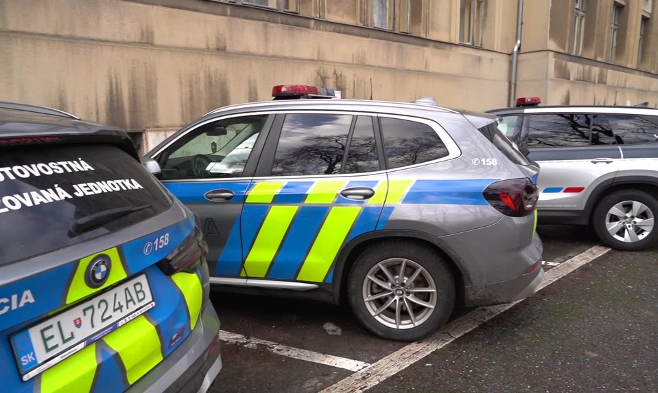 Hluk z baru mu nedal spávať: Neznámy páchateľ začal z balkóna strieľať zo vzduchovky po ľuďoch