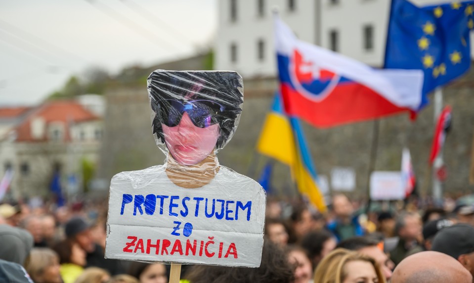 Zrušenie voľby zo zahraničia vyhnalo ľudí do ulíc. Protesty boli aj v Prahe a Bruseli