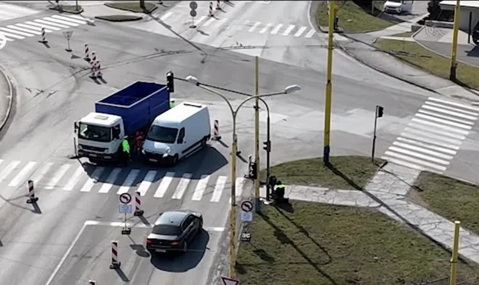 Chaotická križovatka v Prešove má opäť funkčné semafory. Spustili ich po nehode