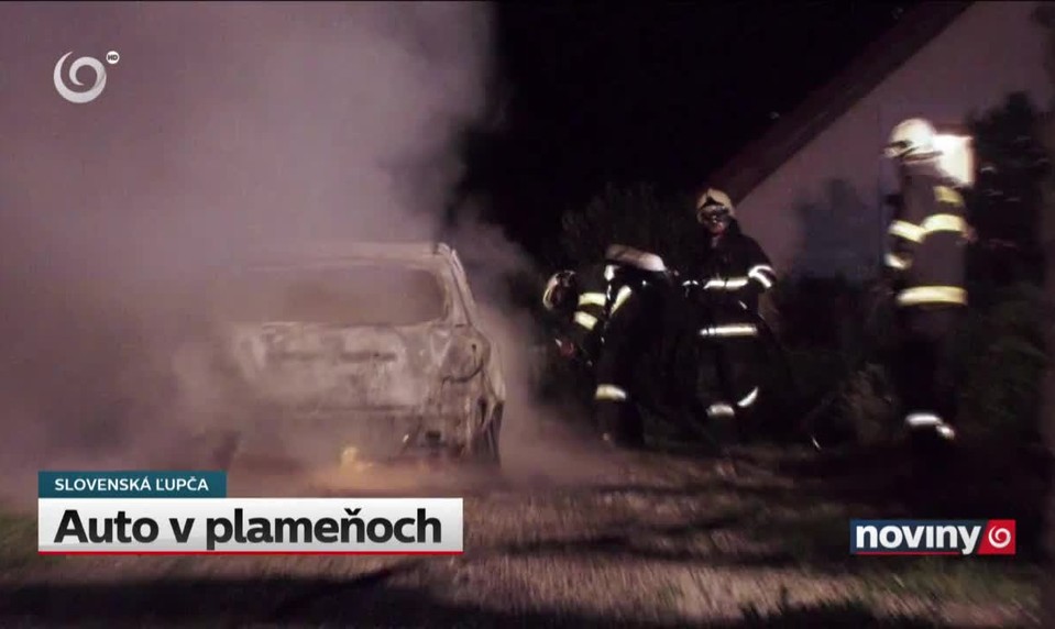 Auto v plameňoch