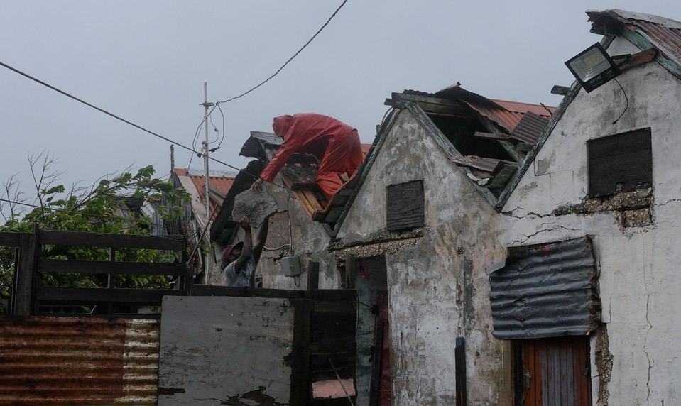 Jamajka sa spamätáva zo devastujúceho zásahu hurikánu Melissa. Búrka teraz ohrozuje Kubu a Bahamy