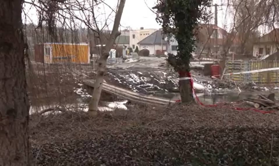 Tragédia vo Vieske nad Žitavou: Po páde z provizórnej lávky zahynul dobrovoľný hasič