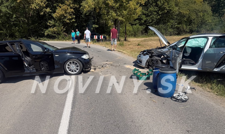 Pri zrážke dvoch áut sa zranilo 5 malých detí. Zasahovať museli záchranárske vrtuľníky