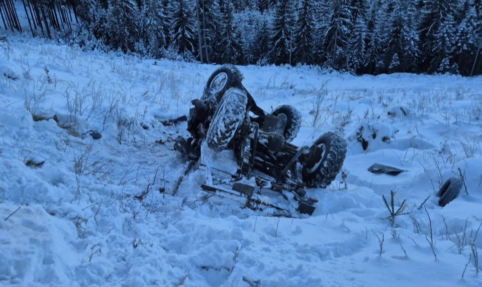 Nočná tragédia na Orave: Auto sa prevrátilo v lese, dvaja muži prišli o život