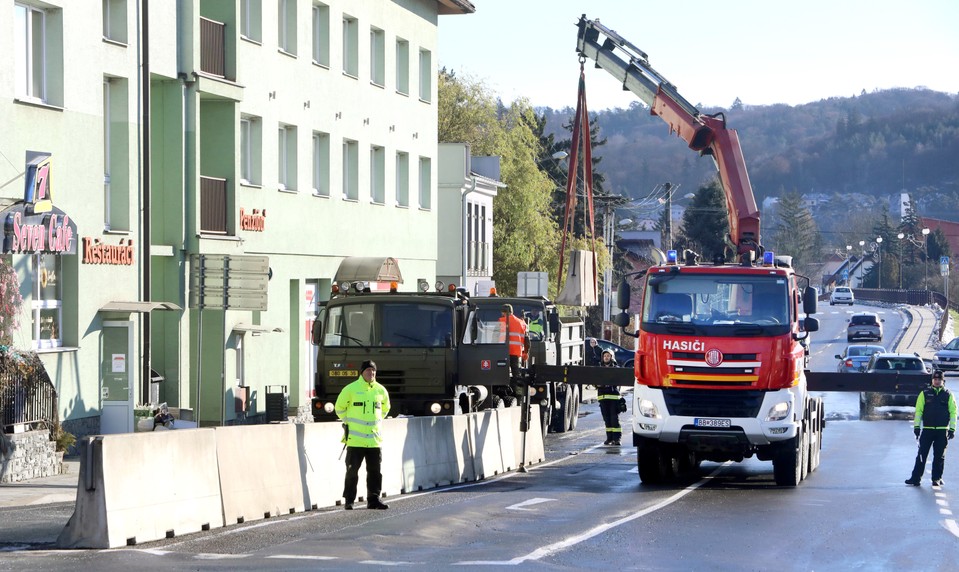 V Sliači ukončili protipovodňové činnosti, bariéry hasiči odstránili