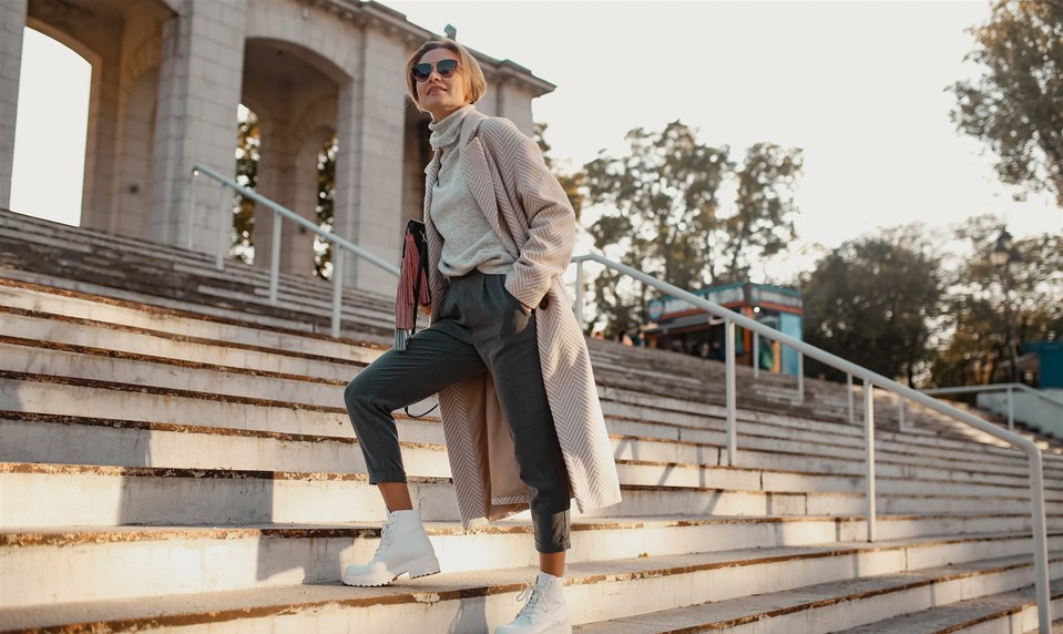 Aké topánky sa hodia k bežným outfitom a prečo by ste si mali vybrať biele tenisky na platforme?