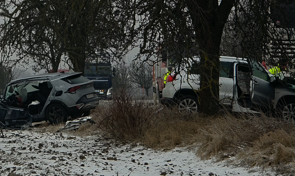 ONLINE: Mrznúci dážď komplikuje dopravu na západe Slovenska, bratislavské letisko zastavilo prevádzku