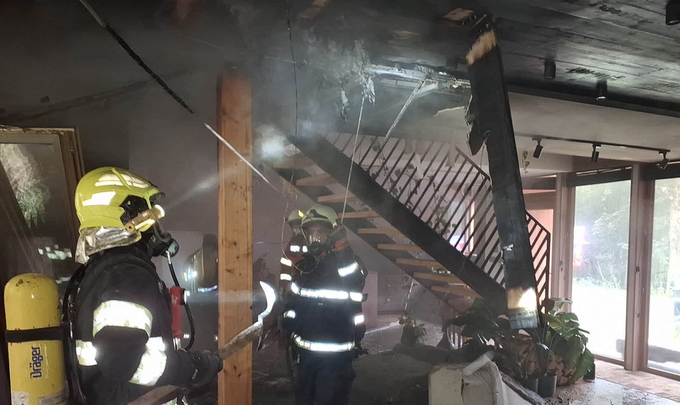 Na Kysuciach začala horieť chata. Plamene pohltili dve podlažia