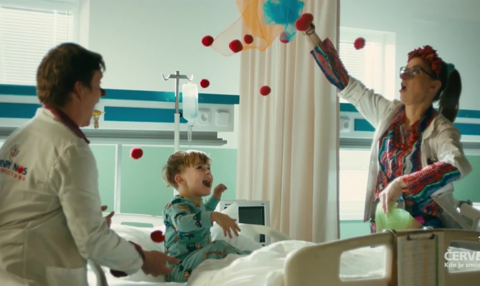 Vráťte fľašu, darujte úsmev: Zákazníci môžu darovať zálohu na podporu zdravotných klaunov