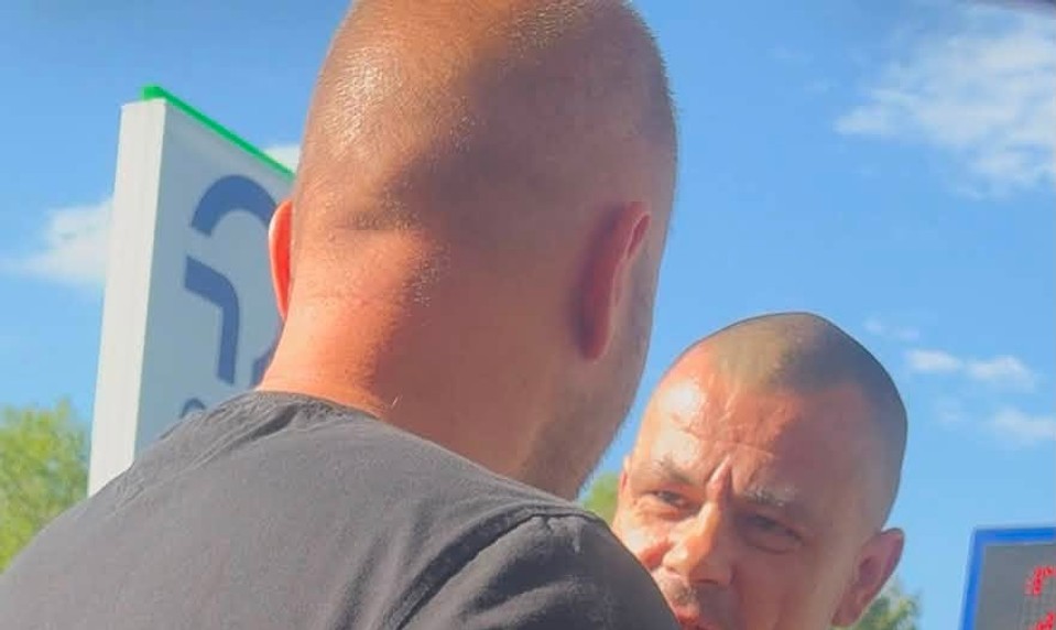 Útok na politika: Na benzínke v Senci ho napadol agresívny muž s cigaretou