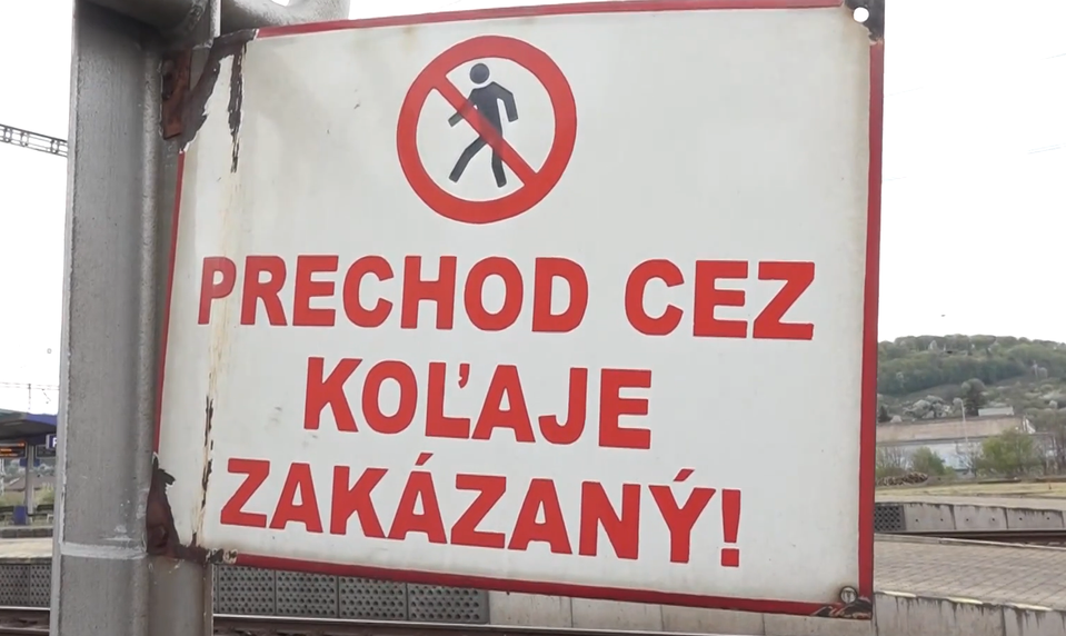 Vlak zachytil cyklistku na zakázanom priechode, žena zrážku neprežila