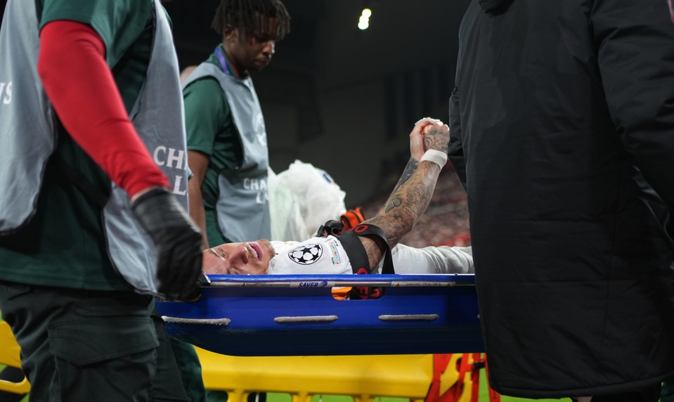 Krvavé zranenie v Lige majstrov. Hviezdu Galatasarayu museli operovať