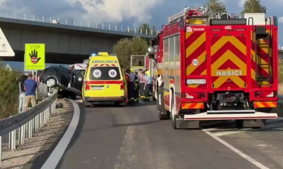 Vodič vošiel do protismeru a čelne sa zrazil s dvoma autami. Na mieste evidujú zranených