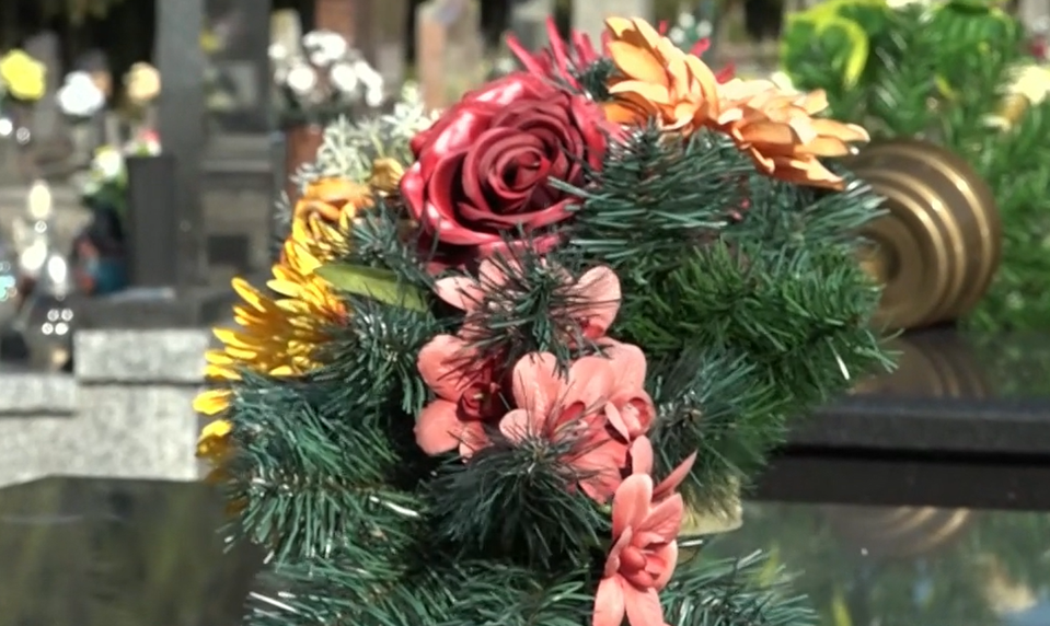 Dušičky ekologickejšie: Rastie záujem o prírodné vence a menej plastu