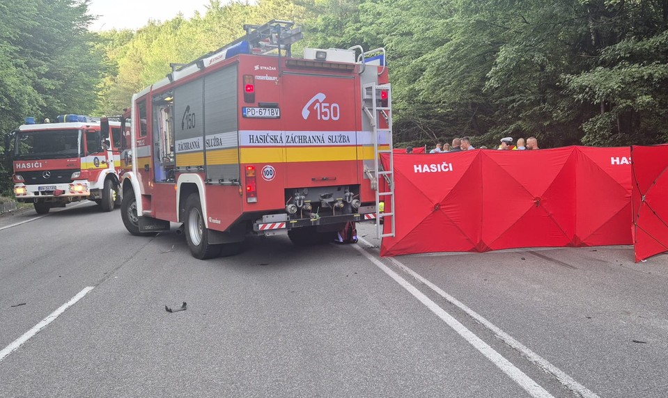 Tragická nehoda pri Prievidzi si vyžiadala dve obete. Zahynul motorkár aj jeho spolujazdec