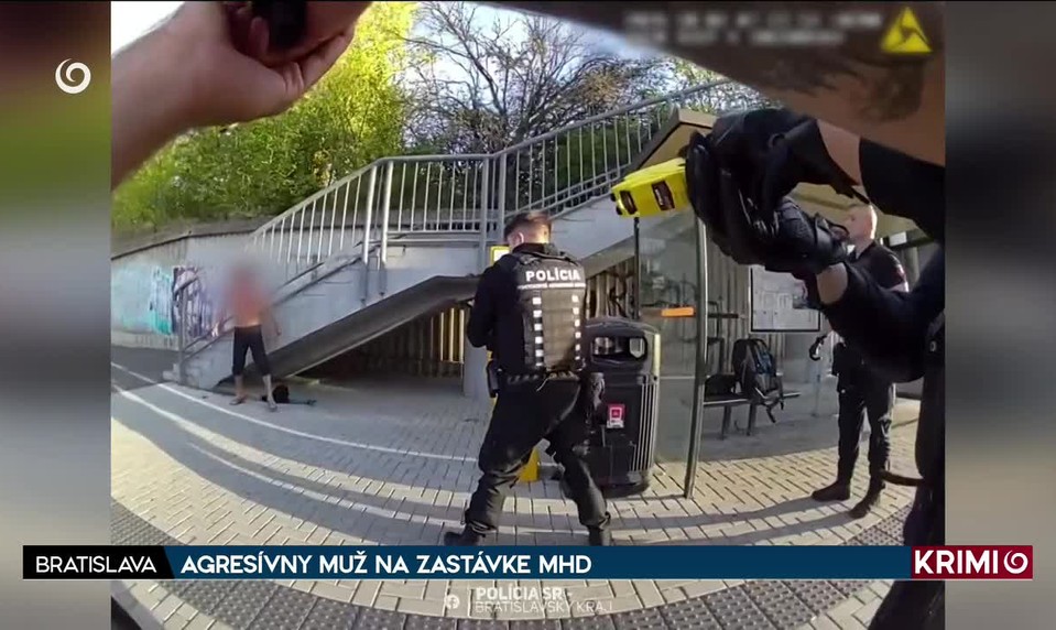 AGRESÍVNY MUŽ NA ZASTÁVKE MHD