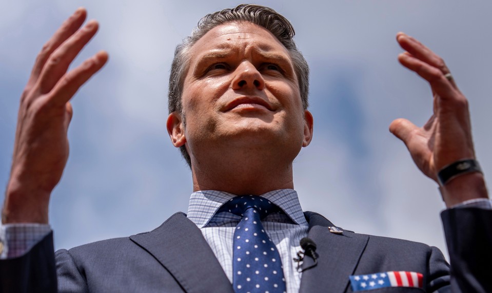 Hegseth: Ak Irán nebude súhlasiť s mierom, USA sú pripravené na bojové operácie