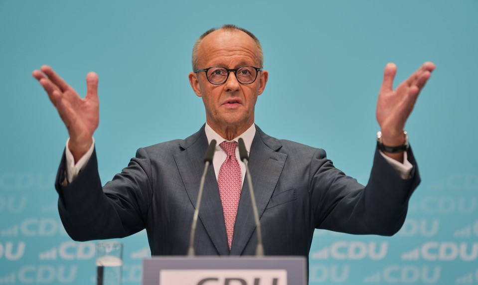 Nemecká CDU: Merz ustál tlak po volebných debakloch, čaká ho boj o dôveru