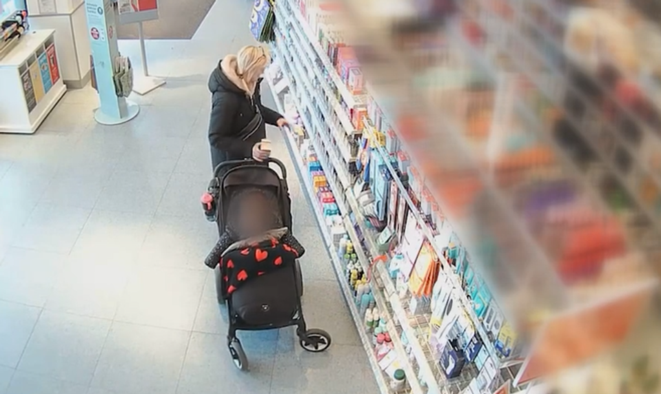 Bizarná lúpež s kočíkom: Žena z drogérie ukradla desiatky kondómov a zubných kefiek