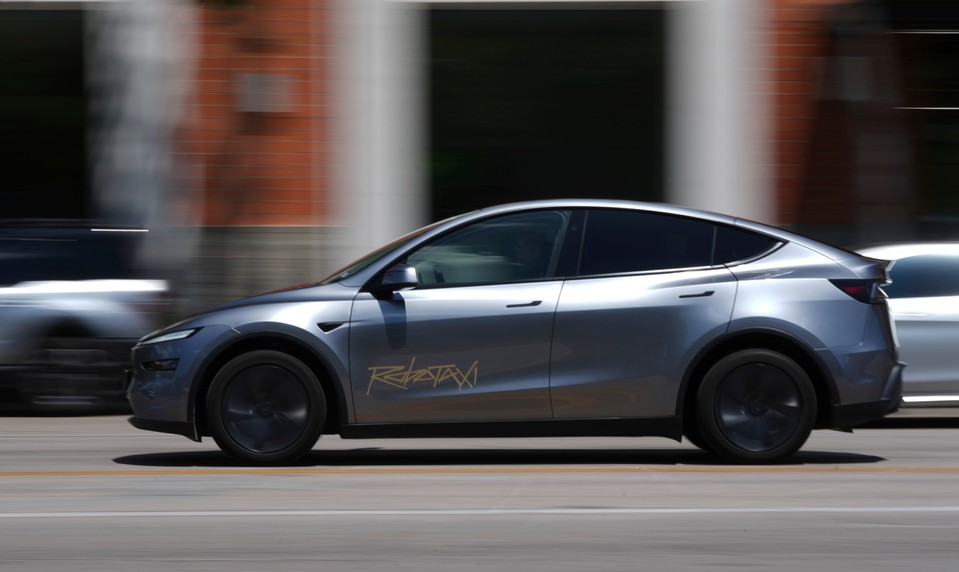 Zrážka Tesly s hydrantom vytopila ulicu, nikto sa nezranil