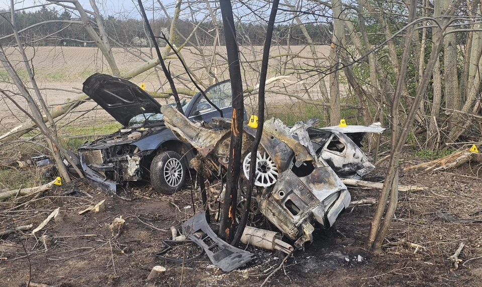 Tragická nehoda pri Jablonici: Náraz auta do stromov si vyžiadal dva mladé životy