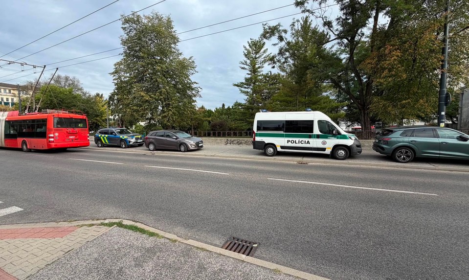 Policajný zásah v Bratislave: V Ružinove zasahuje množstvo policajtov