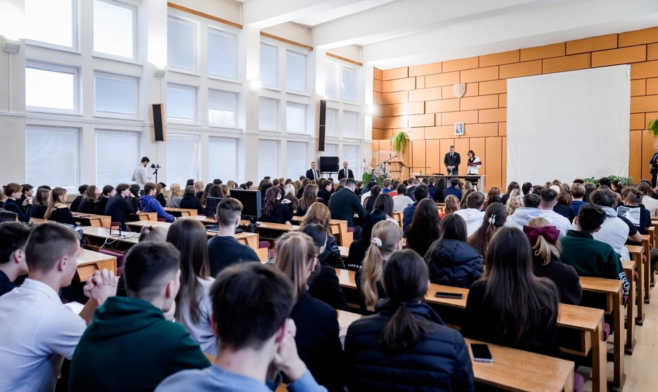 Učiteľ čelí hejtu pre odchod žiakov z prednášky s Ficom. Podľa riaditeľky konal v súlade s povinnosťami