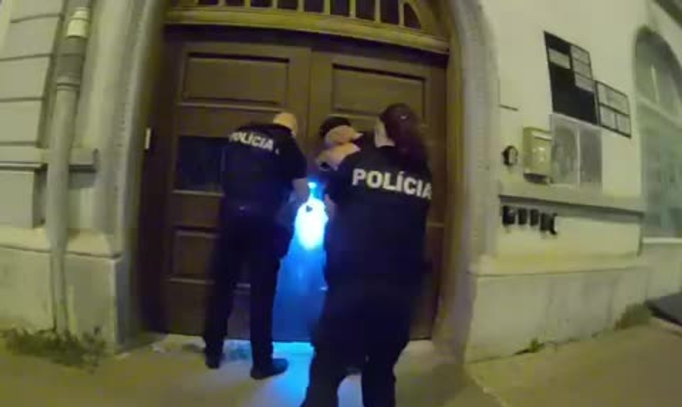 VIDEO: Muž držal ženu v byte proti jej vôli, zúfalo kričala o pomoc