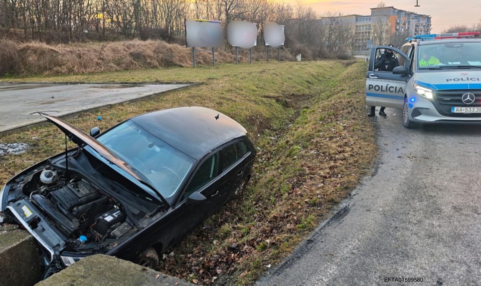 Bez vodičáku a pod vplyvom. 17-ročný vodič havaroval v Senci