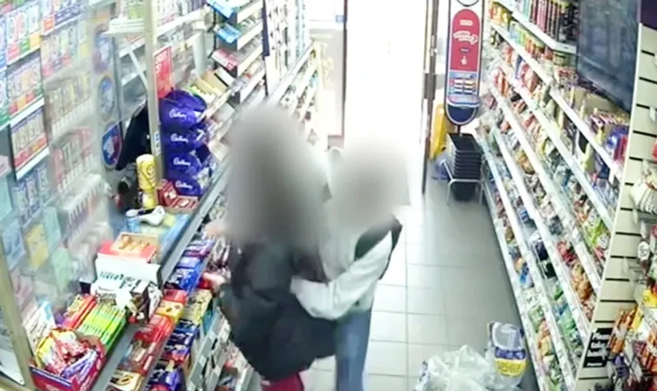 Povedala mu nie, on vytiahol nôž. Tínedžer pobodal dievča (14) priamo v obchode