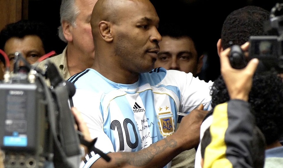 Mikea Tysona obťažoval v lietadle opitý pasažier: Tak ho vypol!