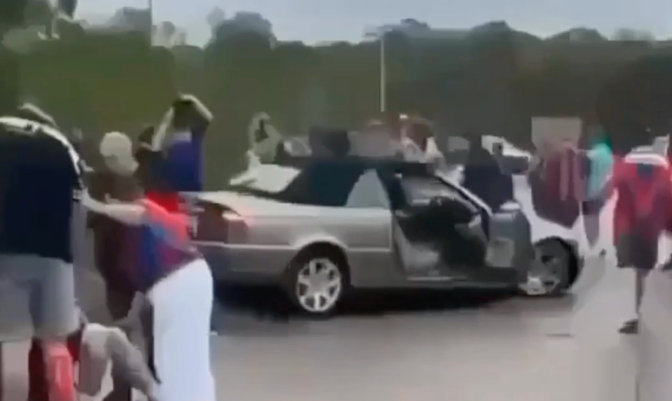 Auto vrazilo do davu ragbyových fanúšikov. Medzi zranenými sú aj deti