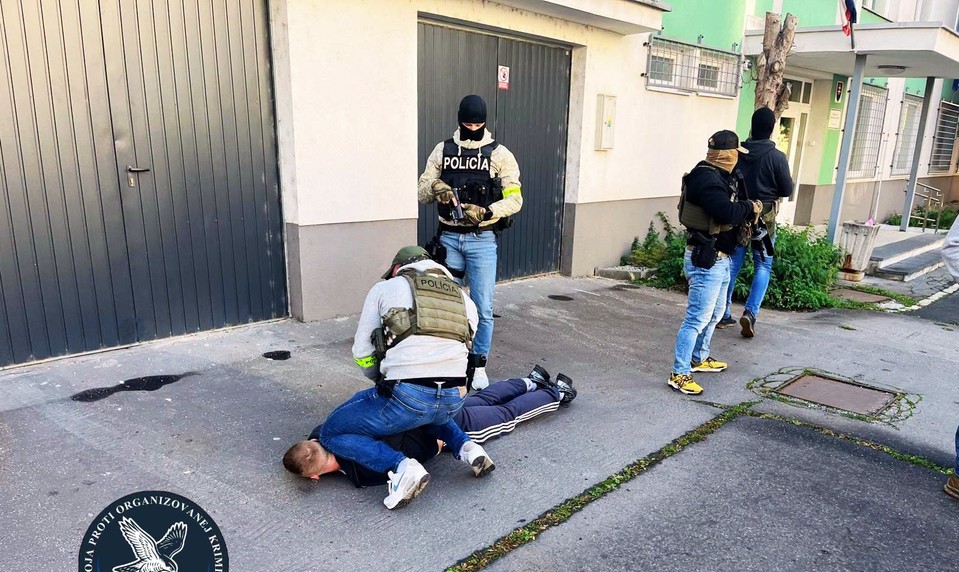 Polícia obvinila ďalšieho muža z prevádzačstva. Hrozí až desať rokov väzenia