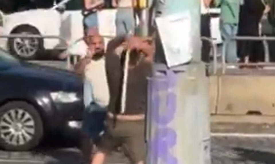 Hromadná bitka v strede pražskej premávky: Muž útočil tyčou, zranili sa štyria ľudia