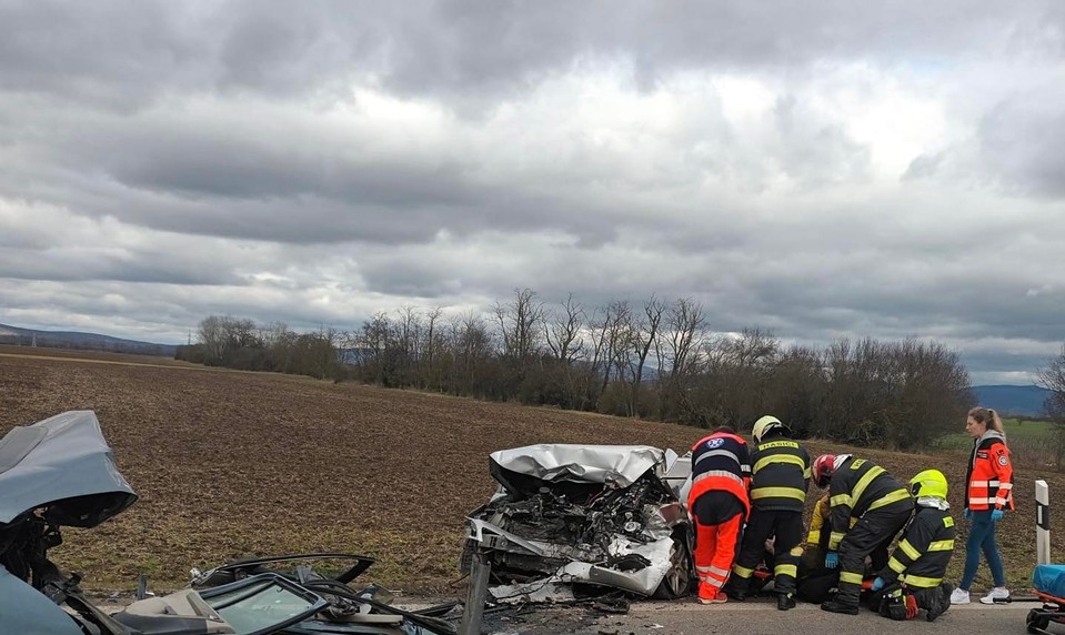 Pri čelnej zrážke sa zranili štyria ľudia. Ťažko zraneného vodiča previezol vrtuľník