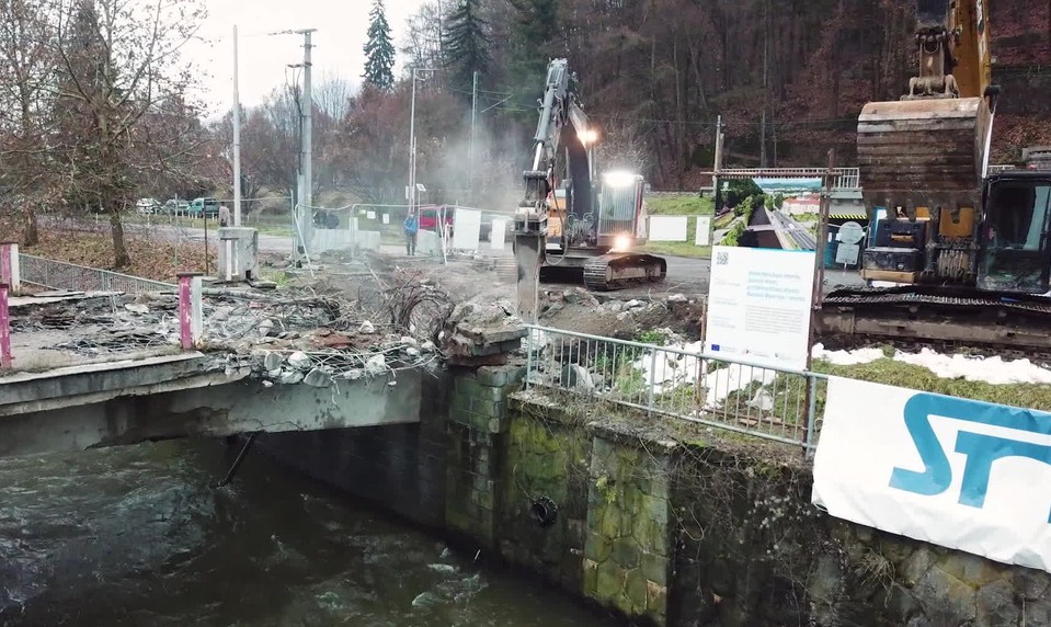 Neprejazdný most v centre Banskej Bystrice búrajú, prípravy na nový začnú na jar