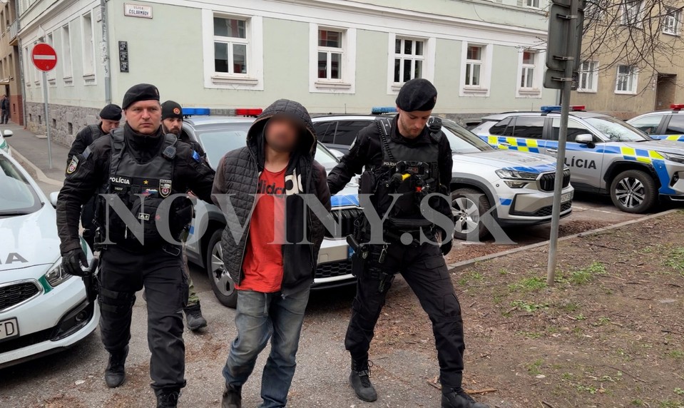 Susedia počuli krik. Po hádke zavraždil syn svojho otca (†51) sekerou