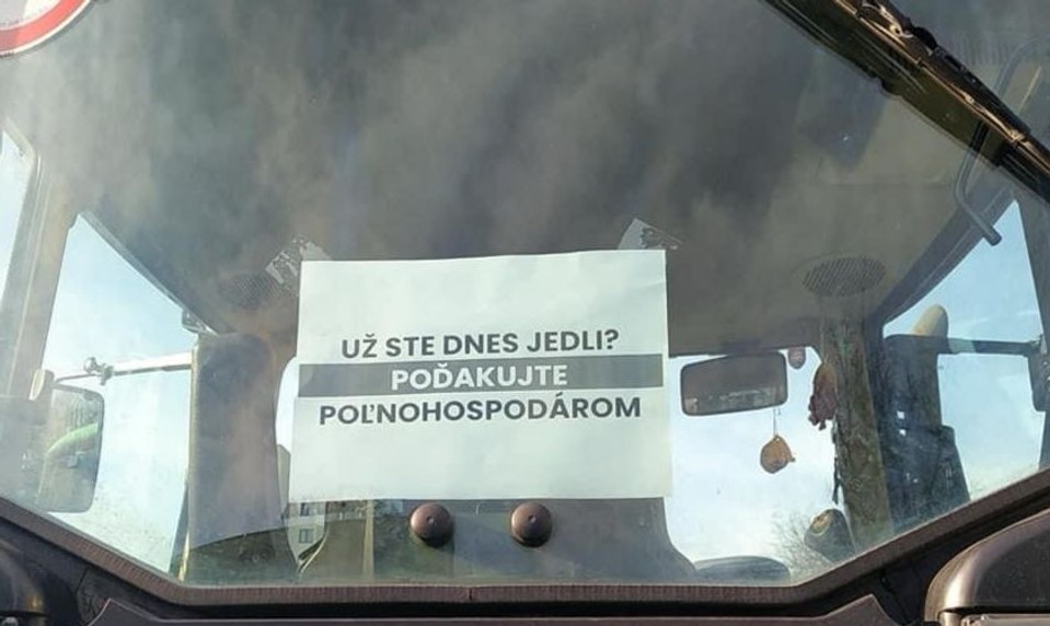 ONLINE: Tlak zabral. Európska komisia predstavila súbor opatrení pre farmárov