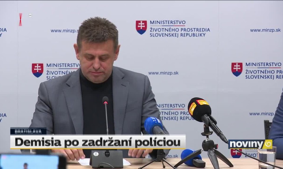 Demisia po zadržaní políciou