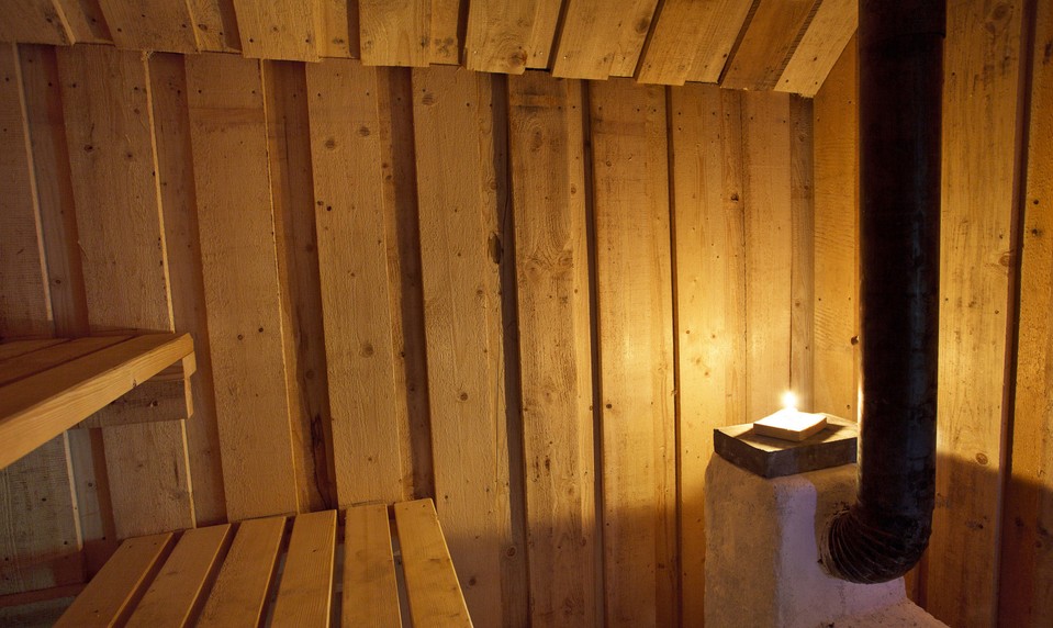 Polícia rieši záhadnú smrť muža a ženy. Ich telá našli v privátnej saune