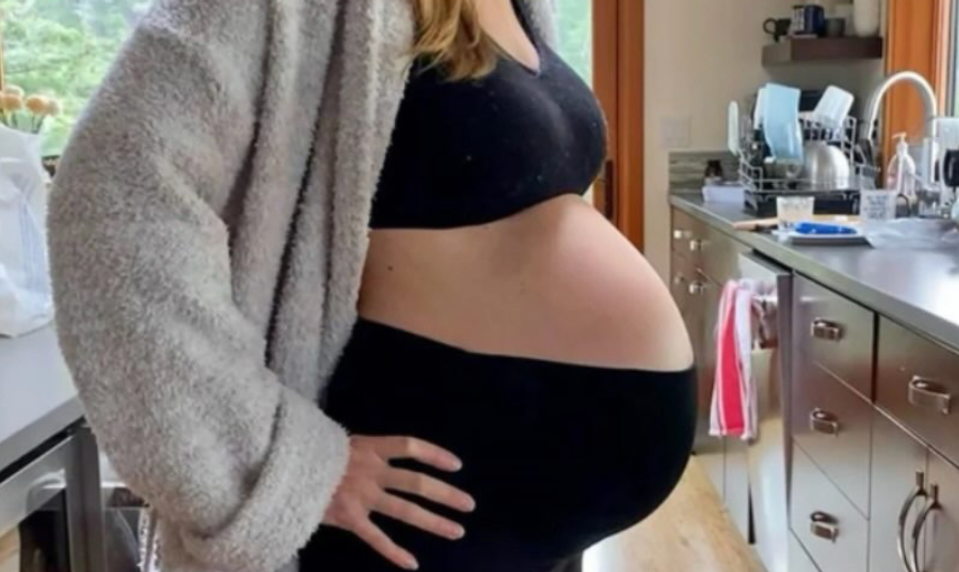 Dvojčatá porodila v 48 rokoch, teraz ŠOKUJE znova! Slávna herečka (52) čaká TRETIE DIEŤA!