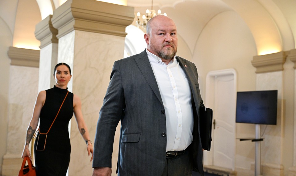 Na stole je balík 90 opatrení: Huliak je proti rušeniu rekreačných poukazov