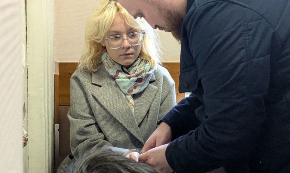 Mlč, alebo pôjdeš za mreže. Mladú speváčku potrestali za spievanie protivojnovej piesne