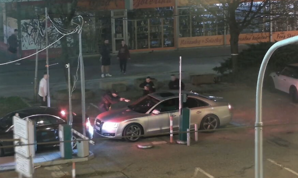 Vodič, ktorý zničil Kamenné námestie v Bratislave, je pre políciu známa firma. Už rok je v pátraní