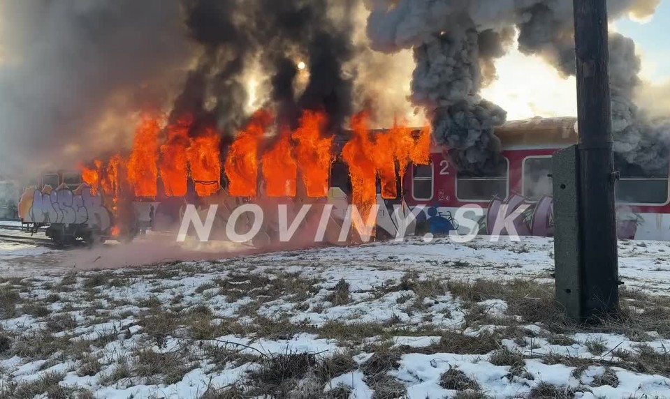 V Jelenci došlo k zrážke vlakov a vypukol požiar. Cvičenia sa zúčastnili desiatky hasičov