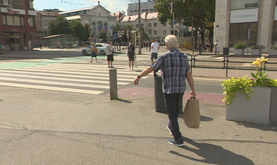 Trináste dôchodky či rodičovský príspevok? Prieskum ukázal, ktoré dávky by Slováci škrtli