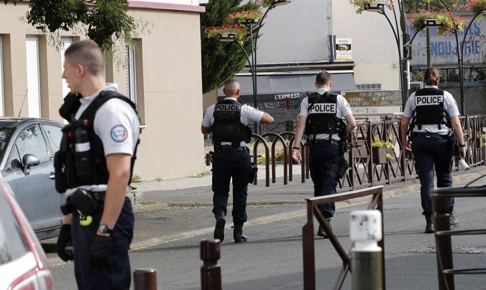 Na škole strieľal maloletý páchateľ. Zranenia utrpeli riaditeľ a učiteľka