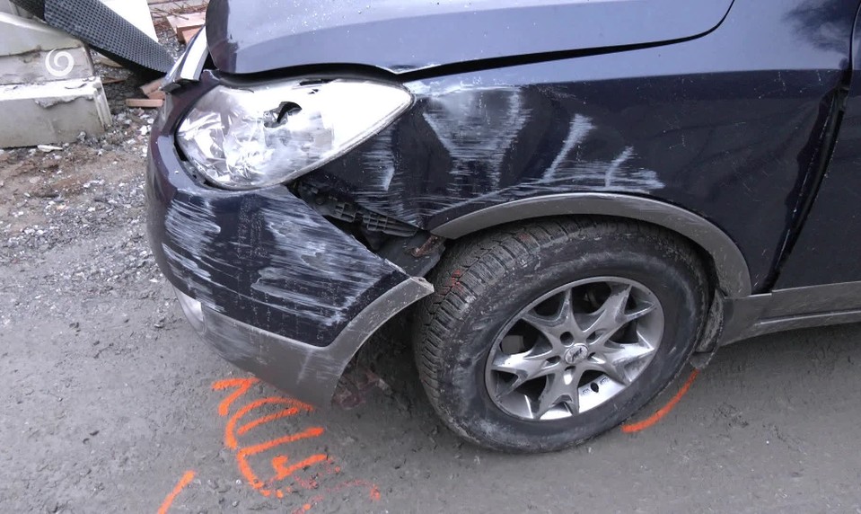 Vodič s takmer tromi promile narazil do značky, poškodil múr, auto aj garáž